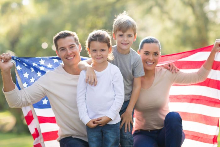 Семья с флагом США